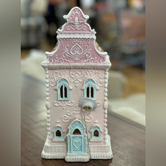 Victorian gingerbread pastel Christmas house - Picture 1 of 6
